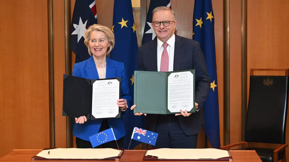 EU-Kommissionspräsidentin von der Leyen und Australiens Premier Albanese posierten strahlend vor der Presse. - Bild: Lukas Coch/AAP/dpa