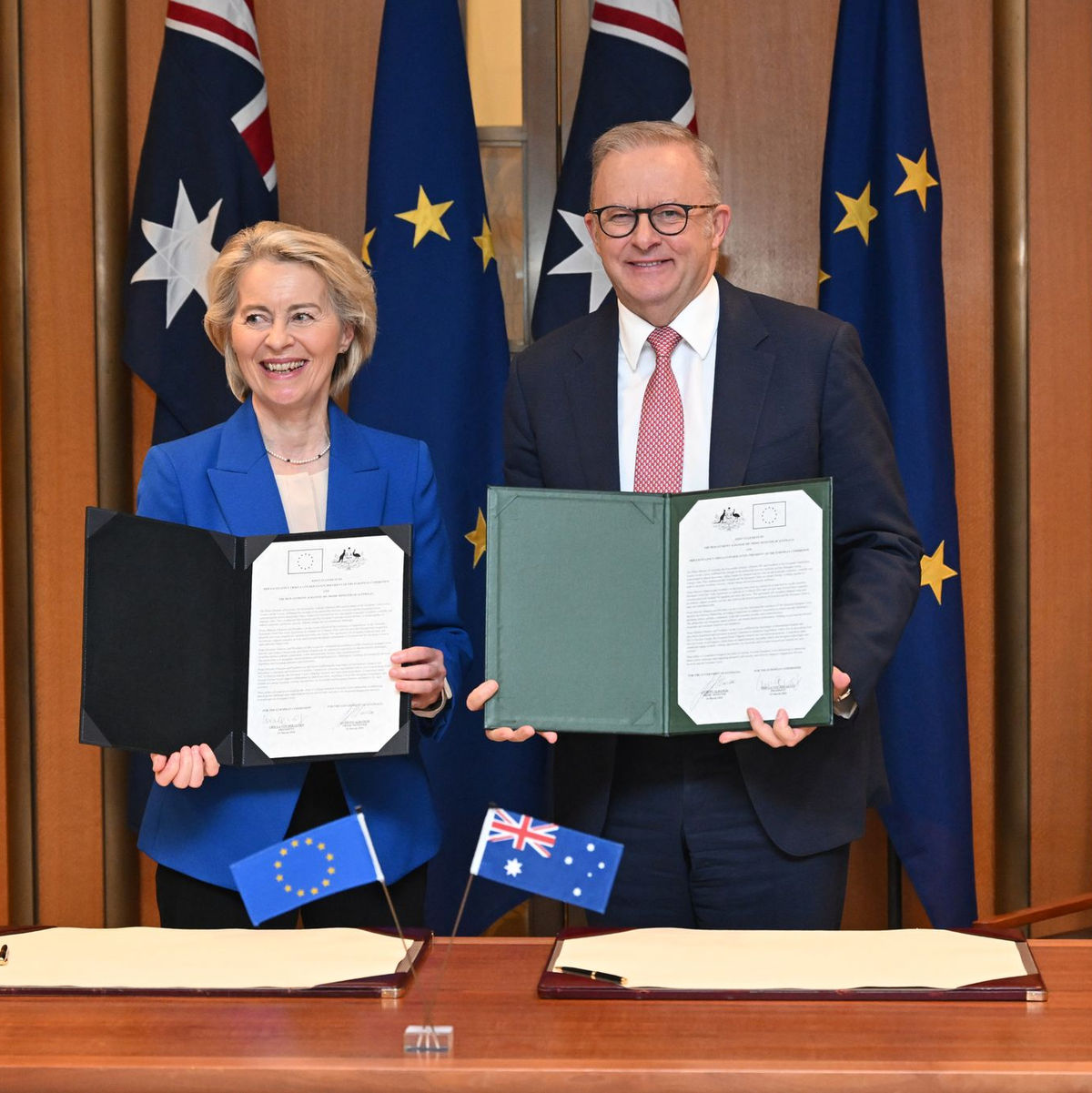 EU-Kommissionspräsidentin von der Leyen und Australiens Premier Albanese posierten strahlend vor der Presse. - Foto: Lukas Coch/AAP/dpa