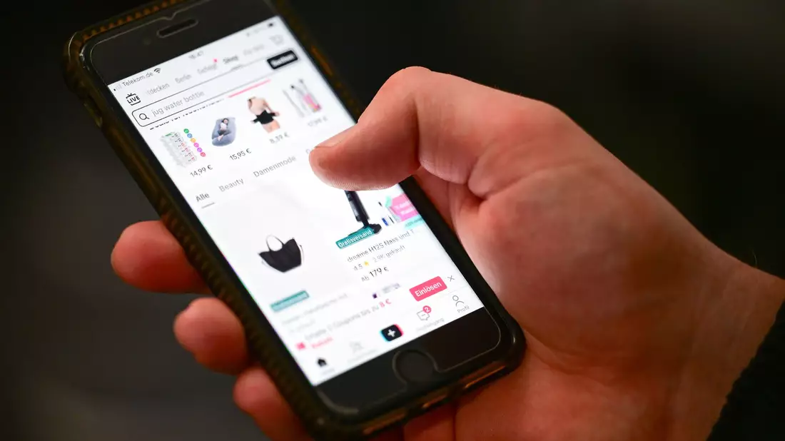 Der TikTok-Shop wird nicht nur von Jüngeren genutzt. - Bild: Sebastian Gollnow/dpa