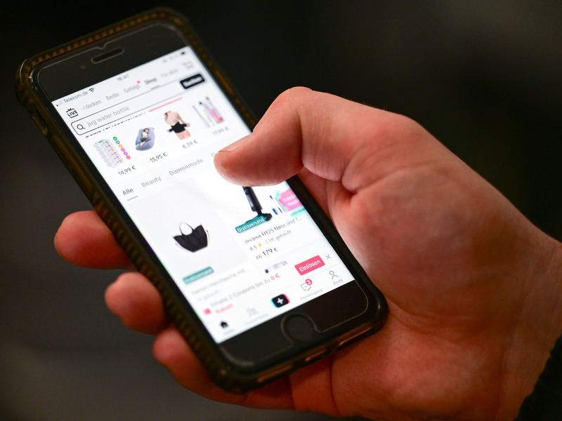 Der TikTok-Shop wird nicht nur von Jüngeren genutzt. - Foto: Sebastian Gollnow/dpa