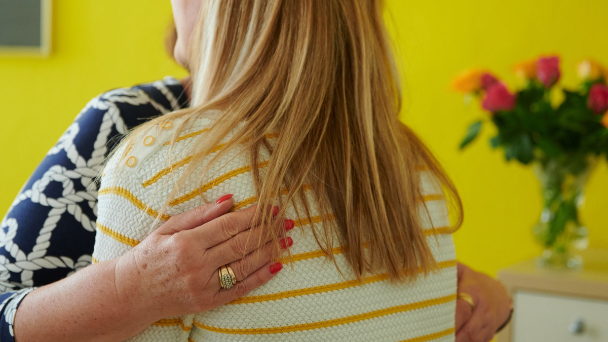 Mitgefühl-Trainings bieten Forscher der Universität Mannheim an - und sagen: Menschen, die Mitgefühl zeigen, fühlen sich auch selbst besser. (Symbolbild)  - Foto: Annette Riedl/dpa/dpa-tmn