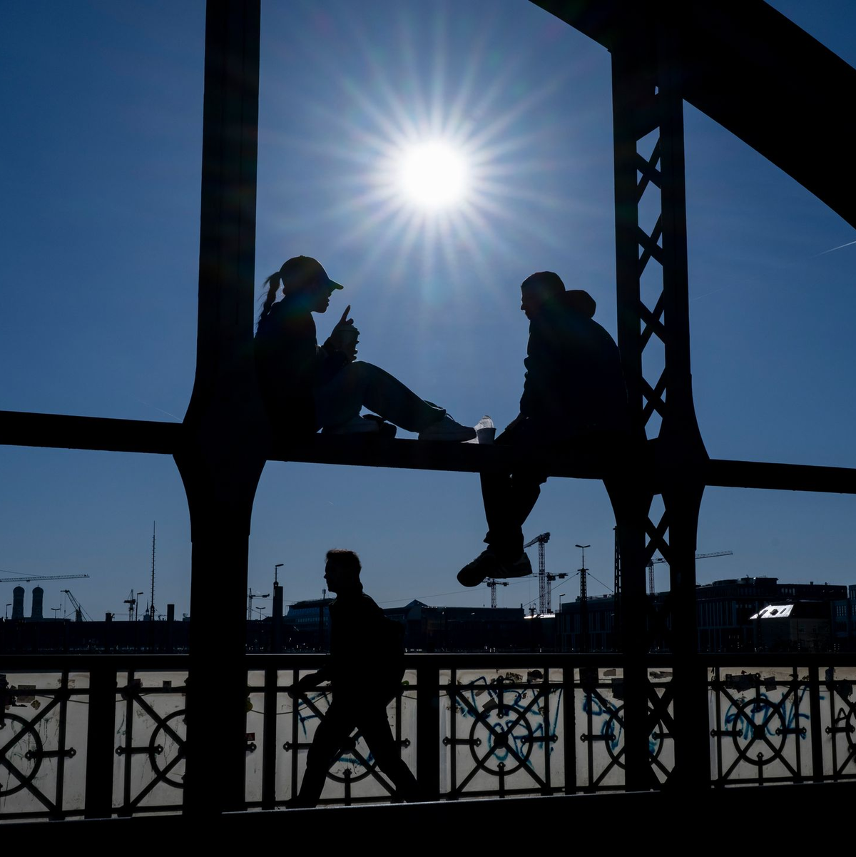Mit der Zeitumstellung bleibt abends mehr Zeit, die Sonne zu genießen. Wie hier auf der Hackerbrücke in München. (Archivbild) - Foto: Peter Kneffel/dpa