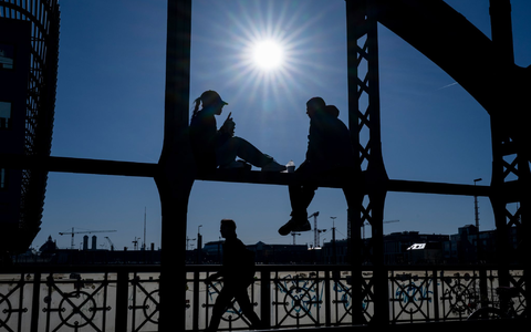 Mit der Zeitumstellung bleibt abends mehr Zeit, die Sonne zu genießen. Wie hier auf der Hackerbrücke in München. (Archivbild) - Foto: Peter Kneffel/dpa