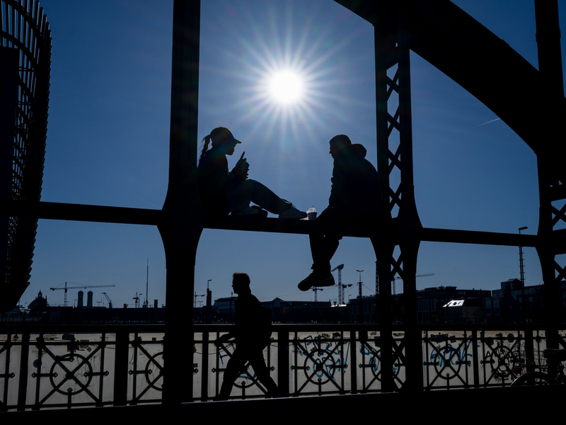 Mit der Zeitumstellung bleibt abends mehr Zeit, die Sonne zu genießen. Wie hier auf der Hackerbrücke in München. (Archivbild) - Foto: Peter Kneffel/dpa