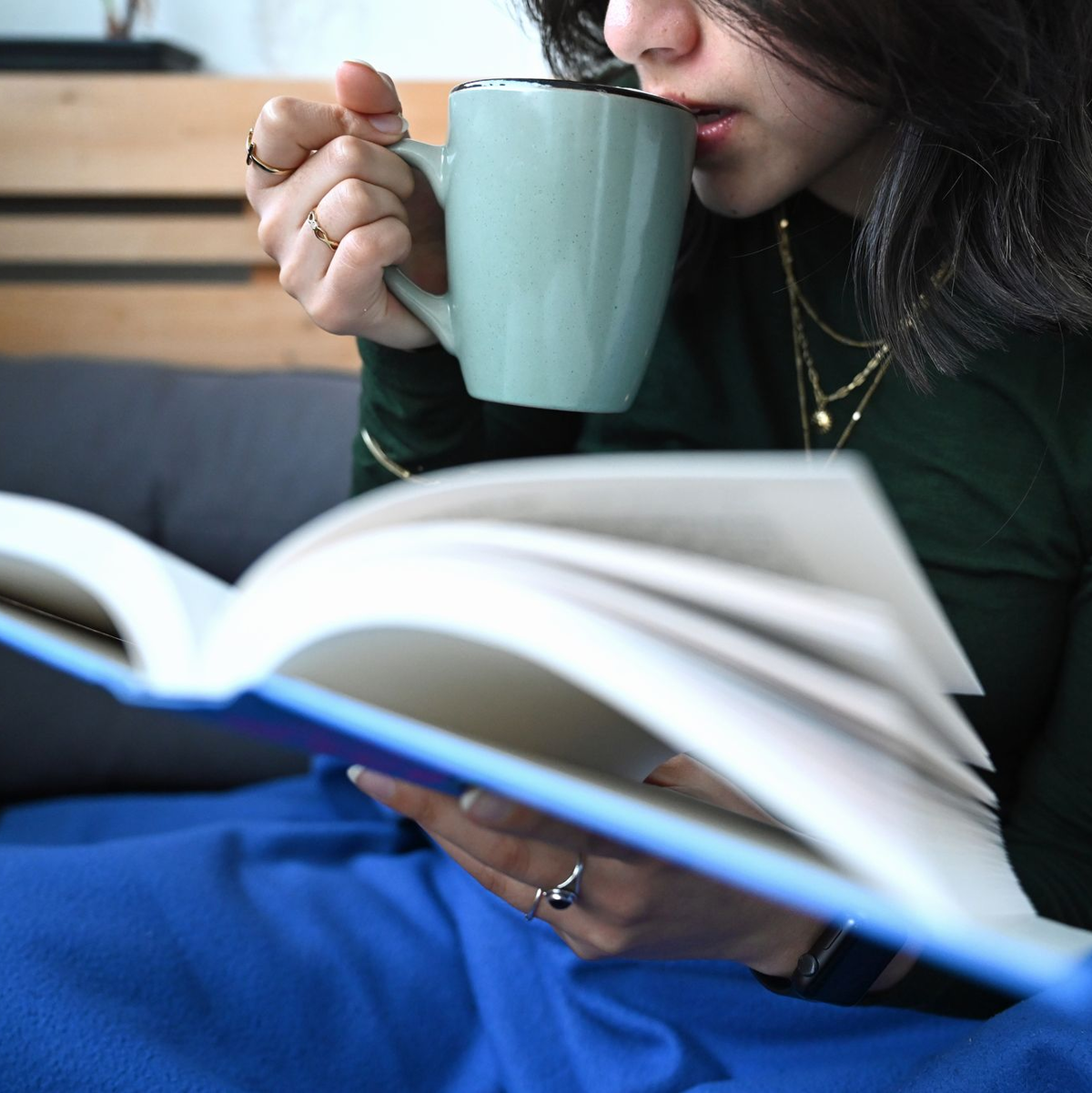 Wer es lieber ruhiger mag: Die Extrastunde kann auch einfach zum Entspannen oder Lesen genutzt werden. (Symbolbild) - Foto: Elisa Schu/dpa