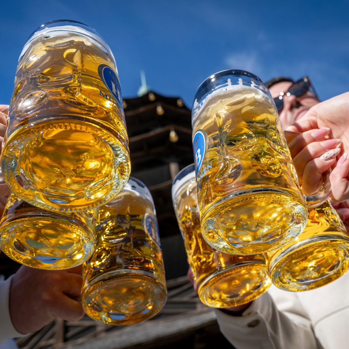 Der Frühling lockt die Menschen in Biergärten. (Archivbild) - Foto: Peter Kneffel/dpa
