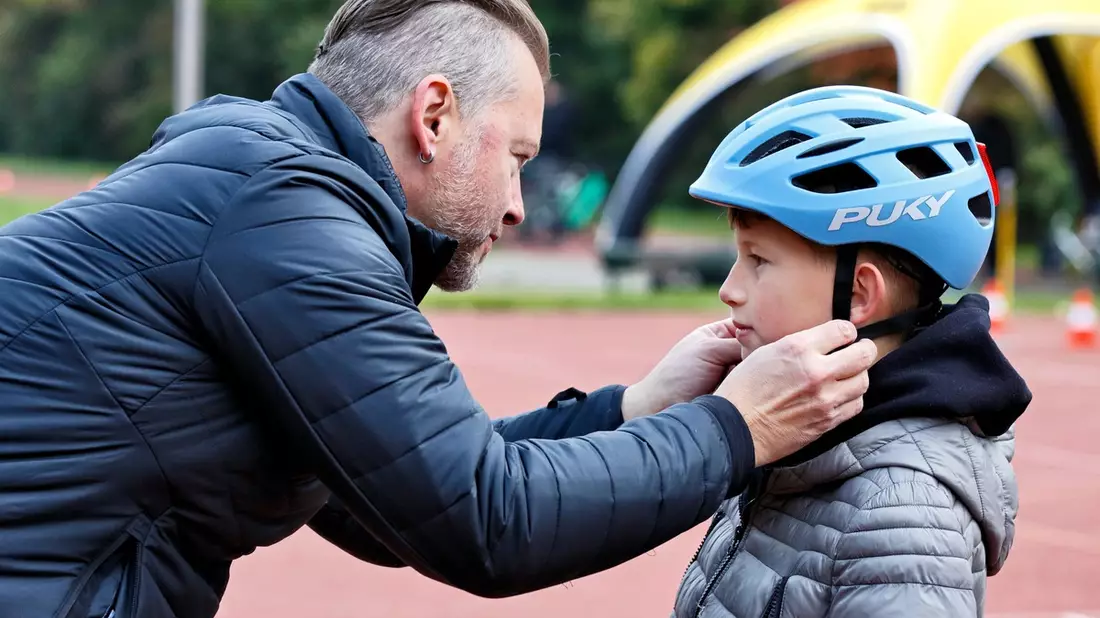 ADAC Kinderfahrradhelm-Test mit ernüchterndem Ergebnis: Kein Helm erreicht die Gesamtnote gut / Testverlierer kostet 80 Euro, verstellt sich aber bei der Fahrt von selbst - Bild: presseportal.de