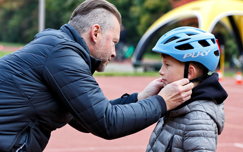 ADAC Kinderfahrradhelm-Test mit ernüchterndem Ergebnis: Kein Helm erreicht die Gesamtnote gut / Testverlierer kostet 80 Euro, verstellt sich aber bei der Fahrt von selbst - Foto: presseportal.de