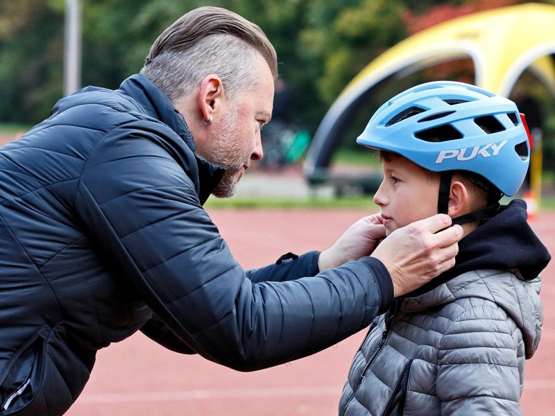 ADAC Kinderfahrradhelm-Test mit ernüchterndem Ergebnis: Kein Helm erreicht die Gesamtnote gut / Testverlierer kostet 80 Euro, verstellt sich aber bei der Fahrt von selbst - Foto: presseportal.de