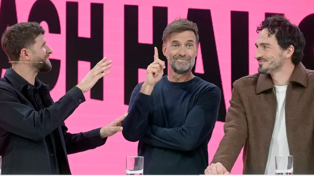 Illustre Telekom-Experten für die WM: Thomas Müller (l), Jürgen Klopp (M) und Mats Hummels. - Bild: Felix Hörhager/dpa