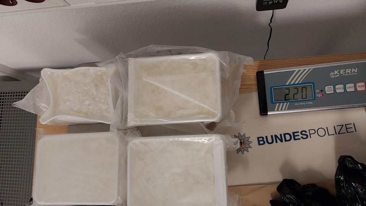 BPOL NRW: Fahndungserfolg im Rahmen der vorübergehend wiedereingeführten Grenzkontrollen; Spanier mit 2,2 Kilogramm Methamphetamin (Crystal-Meth) im Wert von 151 000 Euro auf der Autobahn 61 festgenommen - Foto: presseportal.de