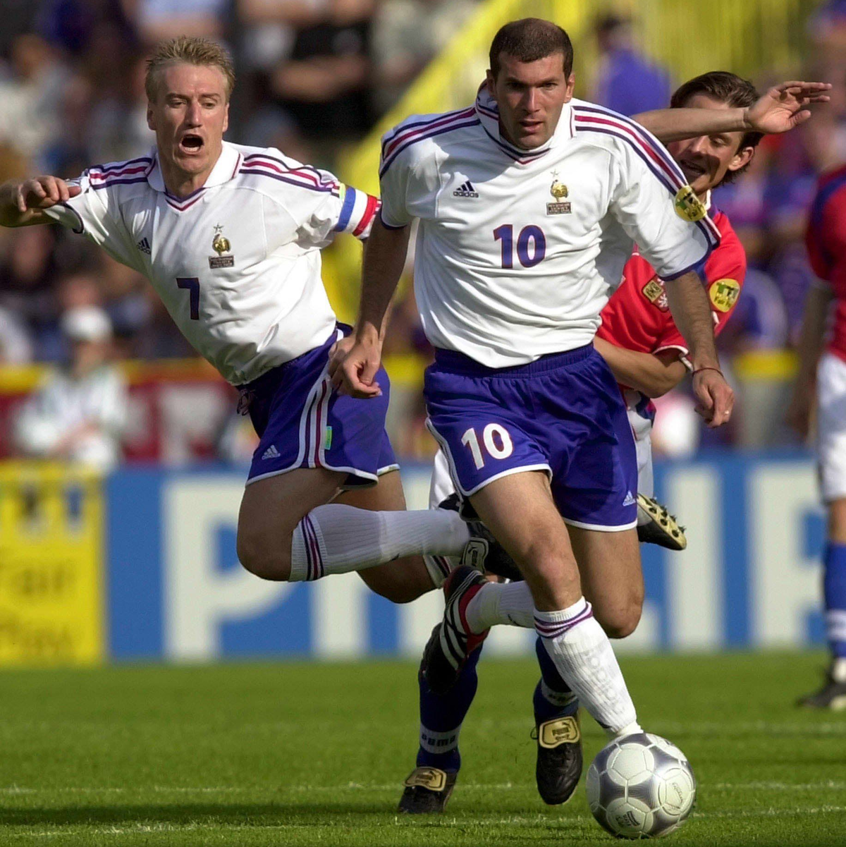 Einst ein kongeniales Duo im Nationalteam: Didier Deschamps (l.) und Zinédine Zidane. (Archivbild) - Foto: Oliver Berg/dpa