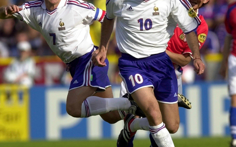 Einst ein kongeniales Duo im Nationalteam: Didier Deschamps (l.) und Zinédine Zidane. (Archivbild) - Foto: Oliver Berg/dpa