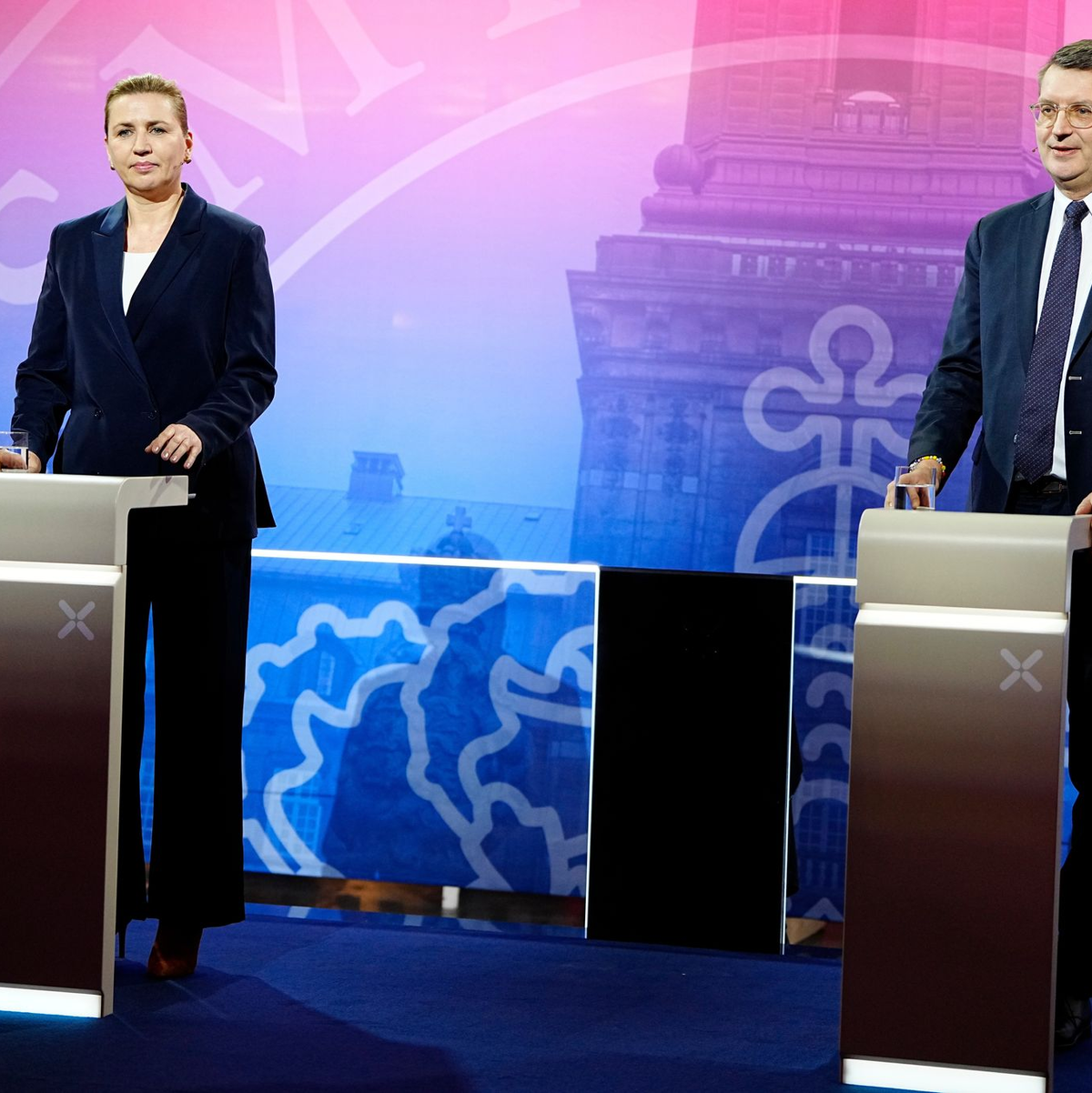 Die sozialdemokratische Regierungschefin Mette Frederiksen (l) wird vom der rechtsliberalen Verteidigungsminister Troels Lund Poulsen (r) herausgefordert. (Archivbild) - Foto: Mads Claus Rasmussen/Ritzau Scanpix/AP/dpa