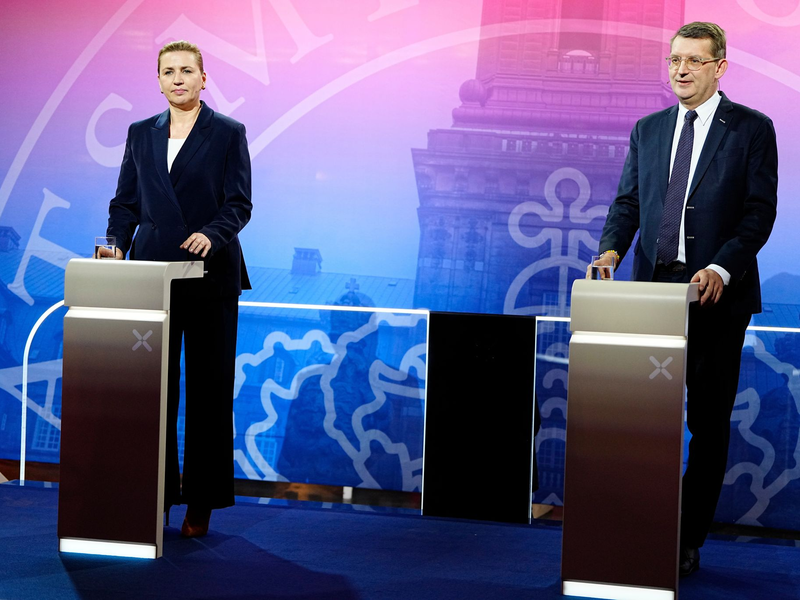 Die sozialdemokratische Regierungschefin Mette Frederiksen (l) wird vom der rechtsliberalen Verteidigungsminister Troels Lund Poulsen (r) herausgefordert. (Archivbild) - Foto: Mads Claus Rasmussen/Ritzau Scanpix/AP/dpa
