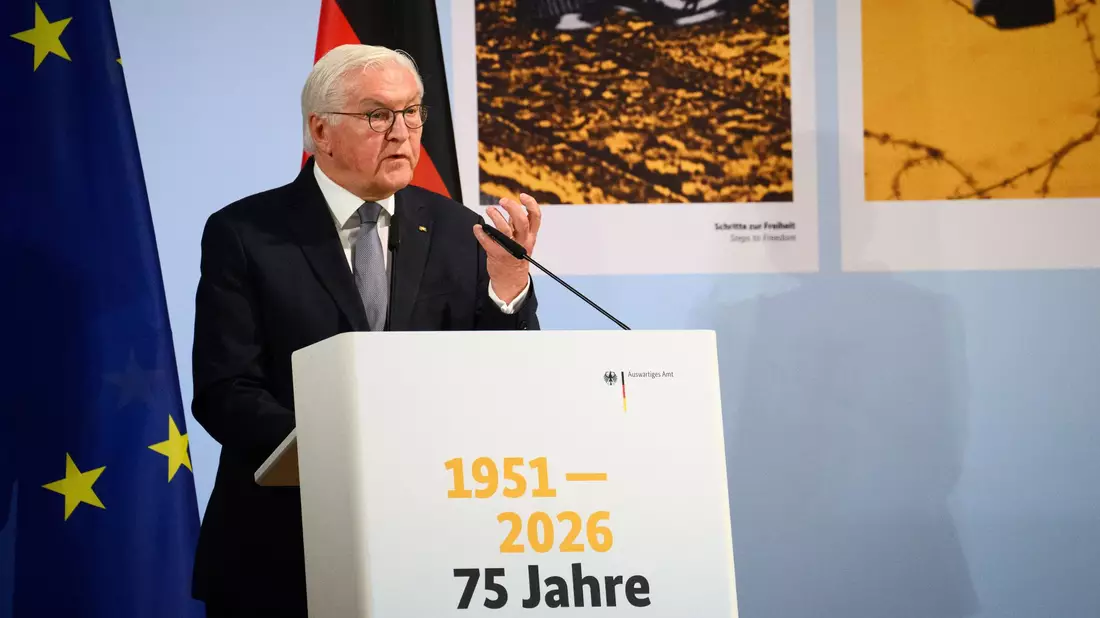 Bundespräsident Frank-Walter Steinmeier äußert sich bei einer Festveranstaltung des Auswärtigen Amts in Berlin außergewöhnlich kritisch zum Iran-Krieg. - Bild: Bernd von Jutrczenka/dpa