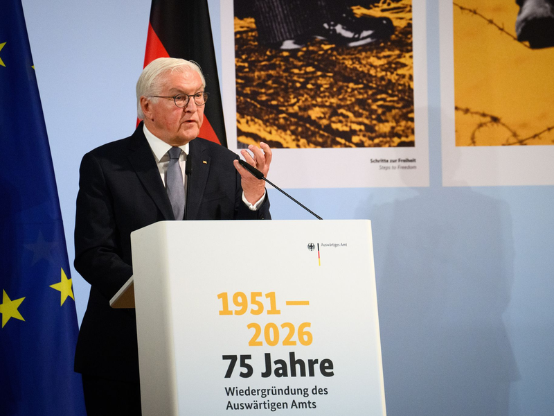 Bundespräsident Frank-Walter Steinmeier äußert sich bei einer Festveranstaltung des Auswärtigen Amts in Berlin außergewöhnlich kritisch zum Iran-Krieg. - Foto: Bernd von Jutrczenka/dpa