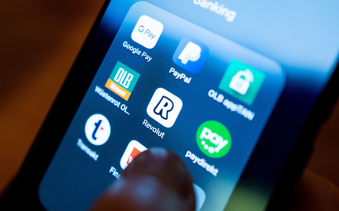 Die Digitalbank Revolut will mit ihrer Finanzplattform zum globalen Finanzanbieter aufsteigen (Symbolbild). - Foto: Monika Skolimowska/dpa-Zentralbild/dpa