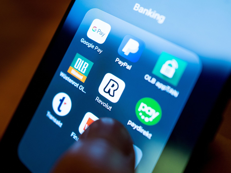 Die Digitalbank Revolut will mit ihrer Finanzplattform zum globalen Finanzanbieter aufsteigen (Symbolbild). - Foto: Monika Skolimowska/dpa-Zentralbild/dpa