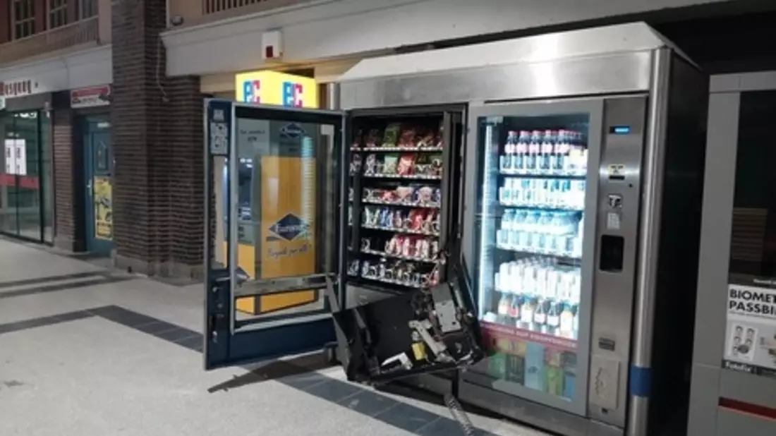 BPOL-FL: Süßwarenautomat aufgebrochen - Täter gestellt - Trittbrettfahrer bedient sich ebenfalls - Bild: presseportal.de