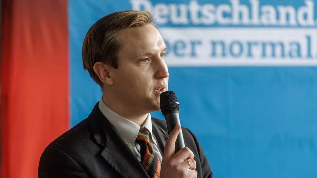 AfD-Nachwuchspolitiker Kevin Dorow wird doch nicht aus der Partei ausgeschlossen, muss dafür aber auf seine Ämter verzichten. (Archivbild) - Bild: Markus Scholz/dpa