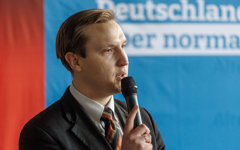 AfD-Nachwuchspolitiker Kevin Dorow wird doch nicht aus der Partei ausgeschlossen, muss dafür aber auf seine Ämter verzichten. (Archivbild) - Foto: Markus Scholz/dpa