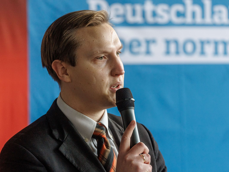 AfD-Nachwuchspolitiker Kevin Dorow wird doch nicht aus der Partei ausgeschlossen, muss dafür aber auf seine Ämter verzichten. (Archivbild) - Foto: Markus Scholz/dpa