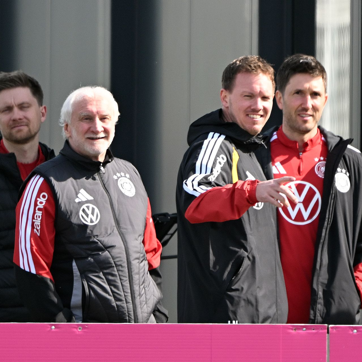 Rudi Völler (l.) und Julian Nagelsmann (2.v.r.) schauen auf den Trainingsplatz.  - Foto: Federico Gambarini/dpa