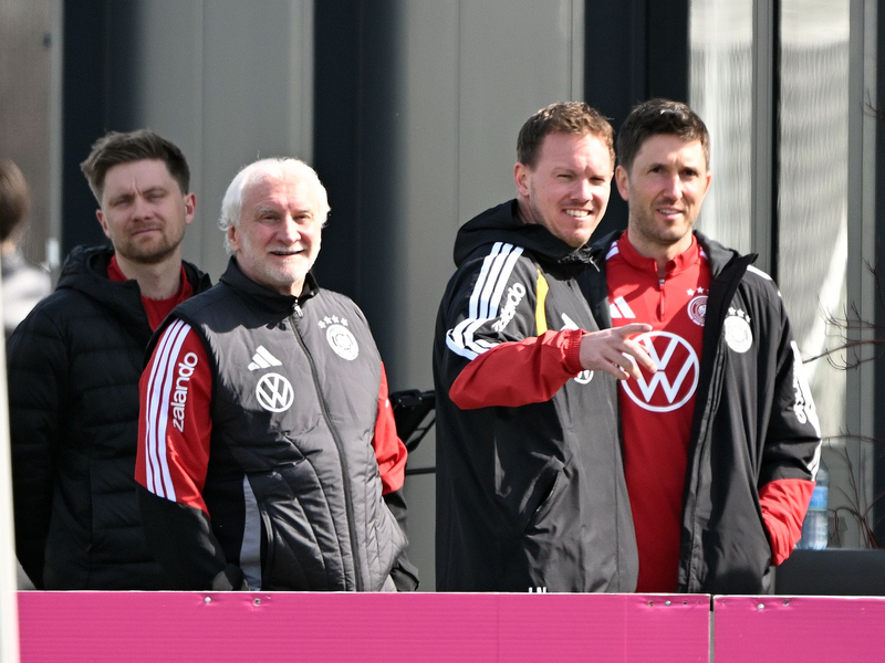 Rudi Völler (l.) und Julian Nagelsmann (2.v.r.) schauen auf den Trainingsplatz.  - Foto: Federico Gambarini/dpa