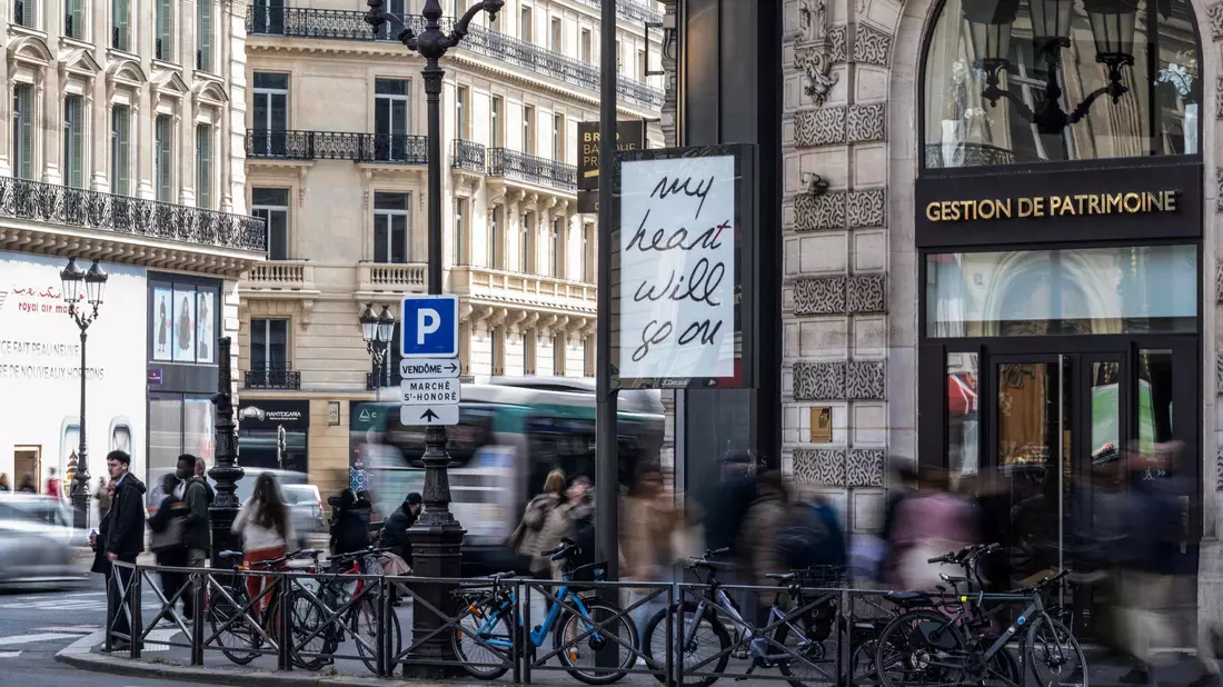 In Paris sind zahlreiche Poster mit Songtiteln von Céline Dion aufgetaucht.  - Bild: Blanca Cruz/AFP/dpa