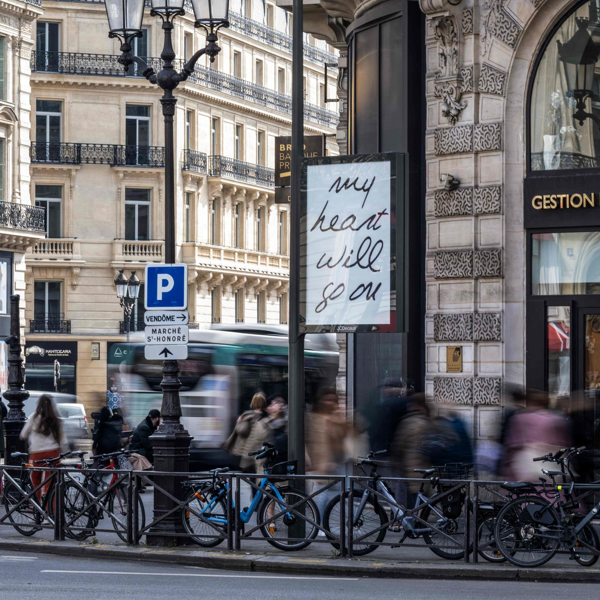 In Paris sind zahlreiche Poster mit Songtiteln von Céline Dion aufgetaucht.  - Foto: Blanca Cruz/AFP/dpa
