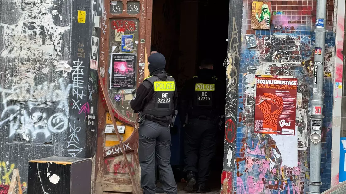 Ein halbes Jahr nach dem Anschlag auf Stromleitungen zum Techpark Adlershof durchsucht die Polizei Wohnungen in mehreren Bundesländern. (Archivbild) - Bild: Sven Käuler/dpa