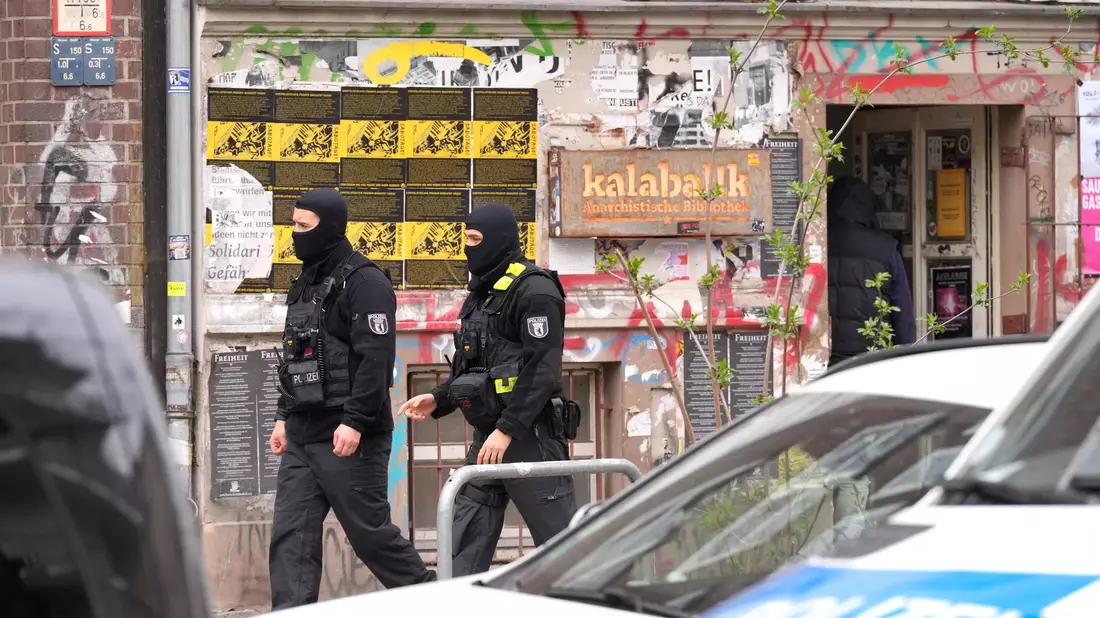 Nach dem Anschlag auf Stromleitungen zum Berliner Techpark Adlershof 2025 durchsucht die Polizei Wohnungen in mehreren Bundesländern.  - Bild: Soeren Stache/dpa