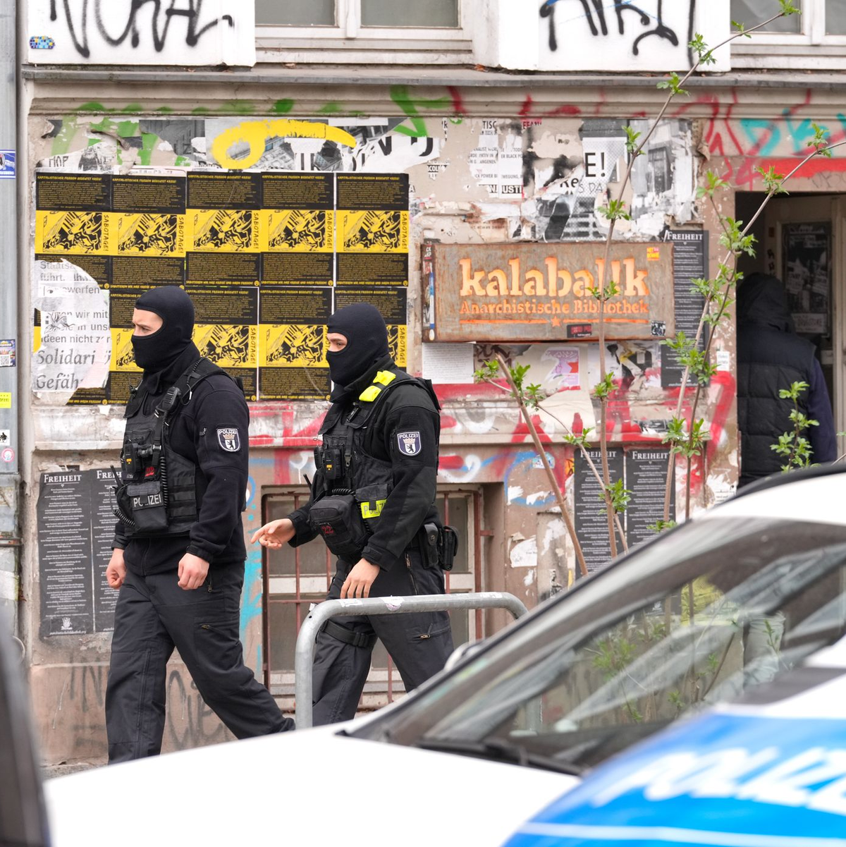 Nach dem Anschlag auf Stromleitungen zum Berliner Techpark Adlershof 2025 durchsucht die Polizei Wohnungen in mehreren Bundesländern.  - Foto: Soeren Stache/dpa