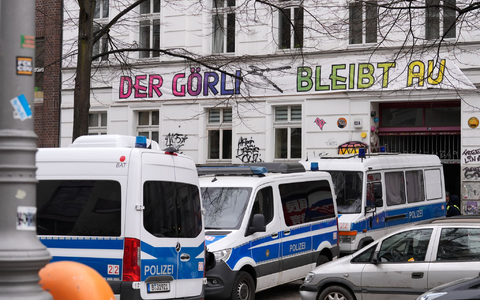 Ein halbes Jahr nach dem Anschlag auf Stromleitungen zum Berliner Techpark Adlershof gibt es eine Razzia in mehreren Bundesländern. - Foto: Soeren Stache/dpa