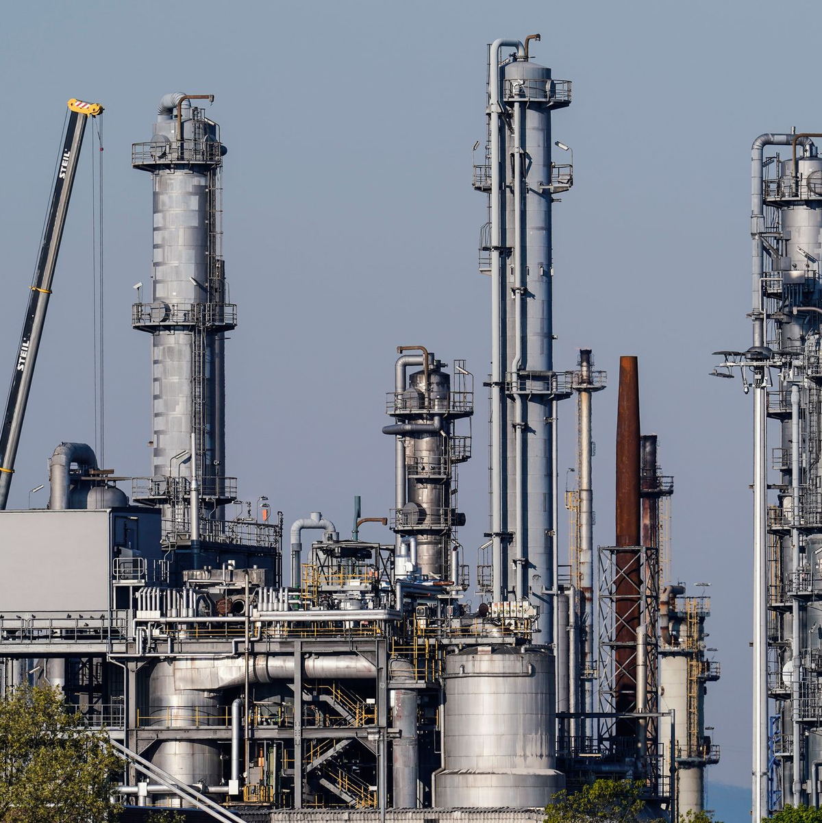 Die Chemiebranche kämpft gegen hohe Energiepreise und Wirtschaftsflaute - die Tarifverhandlungen stocken (Archivbild) - Foto: Uwe Anspach/dpa