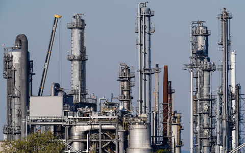 Die Chemiebranche kämpft gegen hohe Energiepreise und Wirtschaftsflaute - die Tarifverhandlungen stocken (Archivbild) - Foto: Uwe Anspach/dpa
