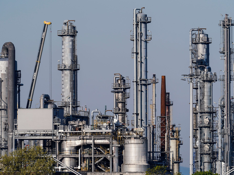 Die Chemiebranche kämpft gegen hohe Energiepreise und Wirtschaftsflaute - die Tarifverhandlungen stocken (Archivbild) - Foto: Uwe Anspach/dpa