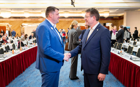 Zum Verhandlungsauftakt Anfang Februar in Hannover begrüßten sich die Verhandlungsführer Oliver Heinrich (IG BCE, links) und Matthias Bürk (BAVC) per Handschlag. (Archivbild) - Foto: Michael Matthey/dpa