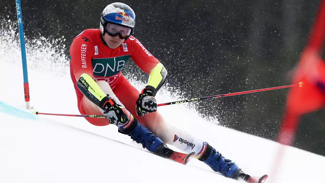 Der Schweizer Superstar Marco Odermatt patzt im finalen Riesenslalom der Saison. - Bild: Gabriele Facciotti/AP/dpa