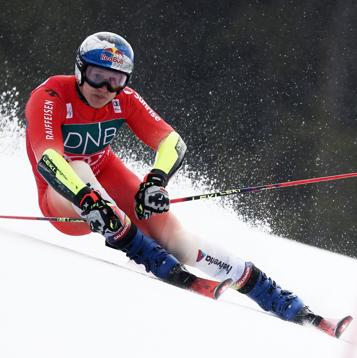 Der Schweizer Superstar Marco Odermatt patzt im finalen Riesenslalom der Saison. - Foto: Gabriele Facciotti/AP/dpa