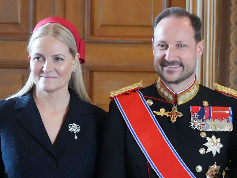 Kronprinz Haakon steht Kronprinzessin Mette-Marit zur Seite.  - Foto: Ole Berg-Rusten/NTB/dpa