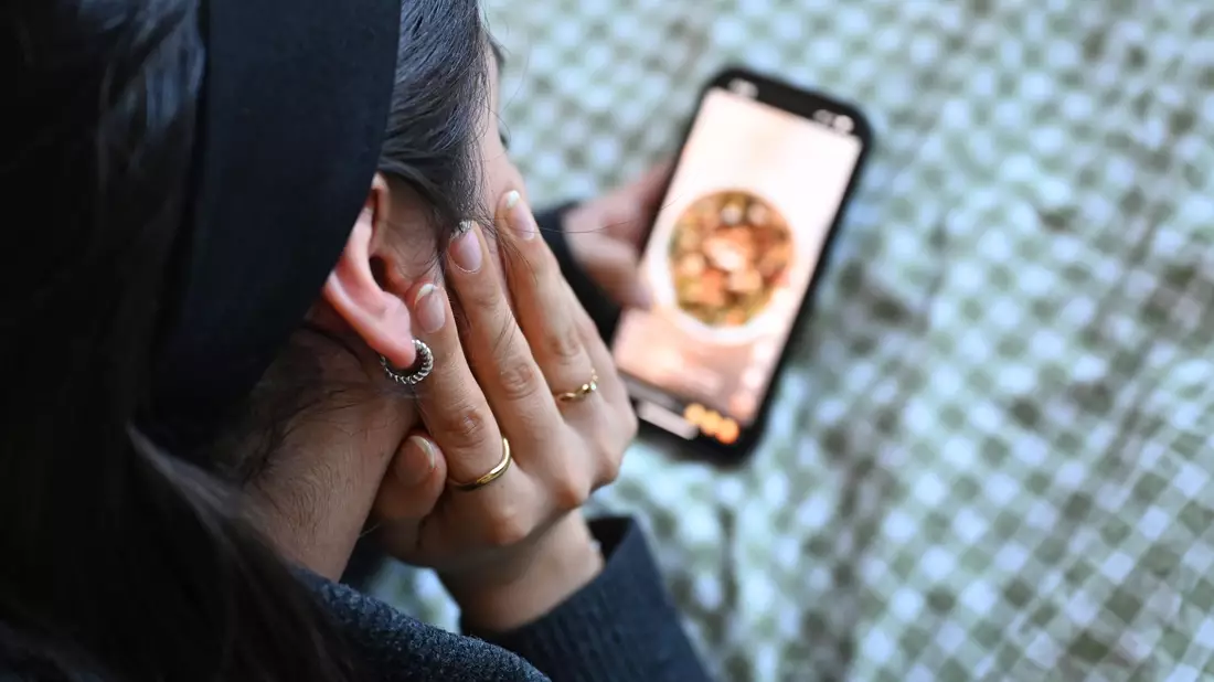 Die Social-Media-Nutzung bei vielen Jugendlichen ist laut einer neuen Studie weiter riskant. (Archivbild) - Bild: Elisa Schu/dpa