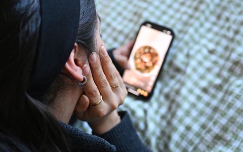 Die Social-Media-Nutzung bei vielen Jugendlichen ist laut einer neuen Studie weiter riskant. (Archivbild) - Foto: Elisa Schu/dpa