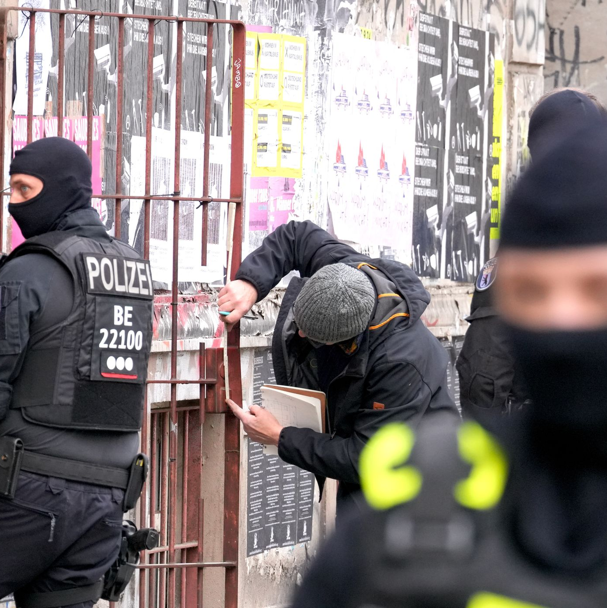 Nach dem Anschlag auf das Berliner Stromnetz im September 2025 ermittelte die Polizei vier Verdächtige. - Foto: Soeren Stache/dpa