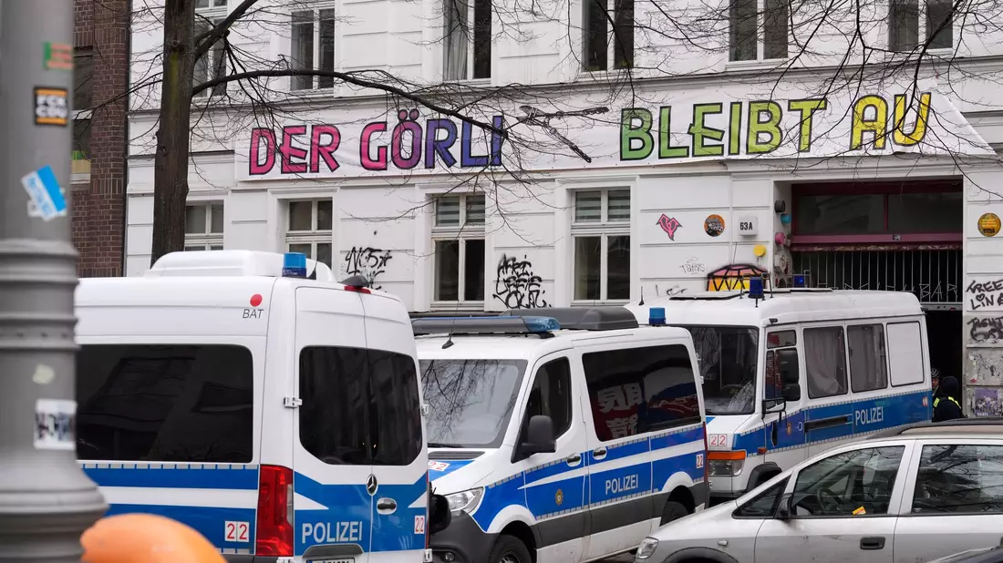 Nach dem Anschlag auf das Berliner Stromnetz im September 2025 ging die Polizei mit einer Razzia gegen vier Verdächtige aus der linksradikalen Szene vor. - Bild: Soeren Stache/dpa