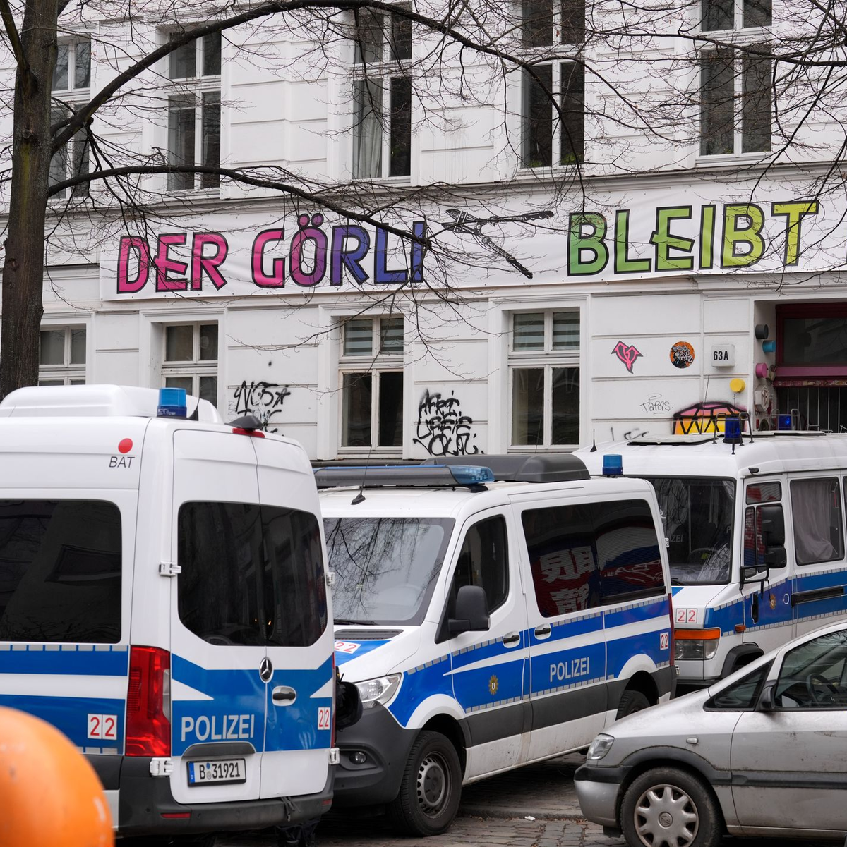Nach dem Anschlag auf das Berliner Stromnetz im September 2025 ging die Polizei mit einer Razzia gegen vier Verdächtige aus der linksradikalen Szene vor. - Foto: Soeren Stache/dpa