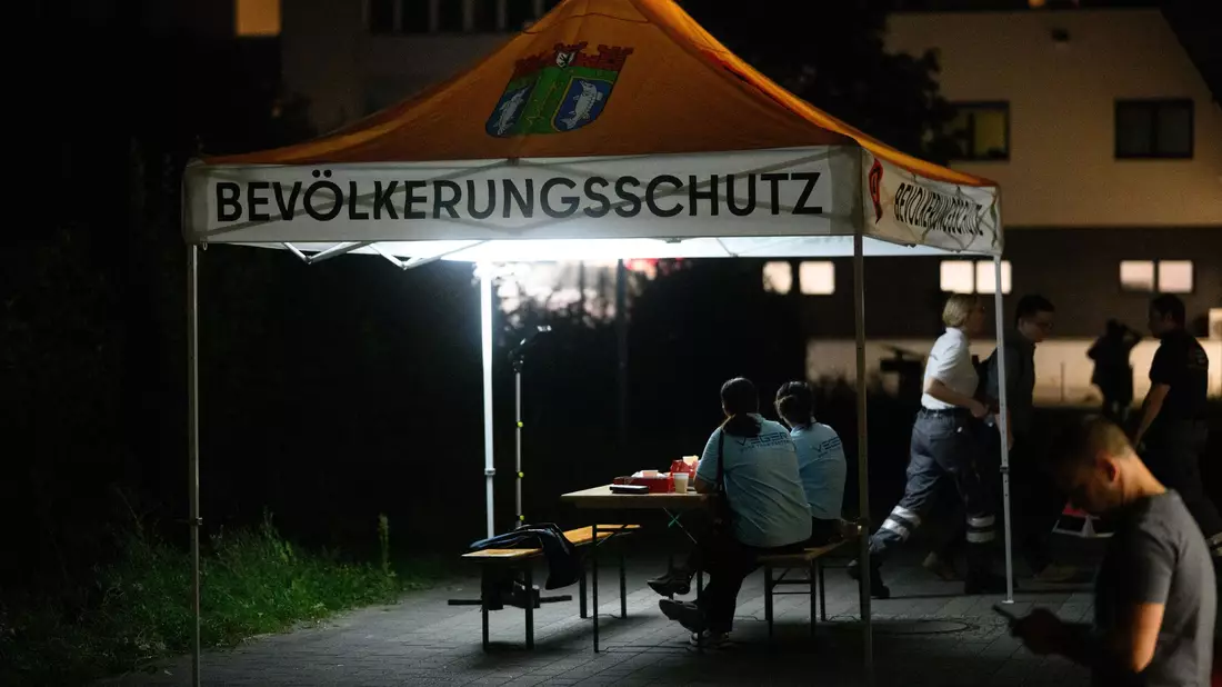 Ein halbes Jahr nach dem Anschlag auf Stromleitungen zum Techpark Adlershof durchsucht die Polizei in Berlin Räume. (Archivbild) - Bild: Bernd von Jutrczenka/dpa