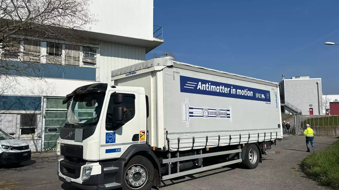 Der Lkw meistert seine Fahrt ohne Zwischenfälle.  - Bild: Christiane Oelrich/dpa