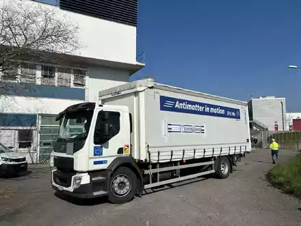 Der Lkw meistert seine Fahrt ohne Zwischenfälle. - Foto: Christiane Oelrich/dpa